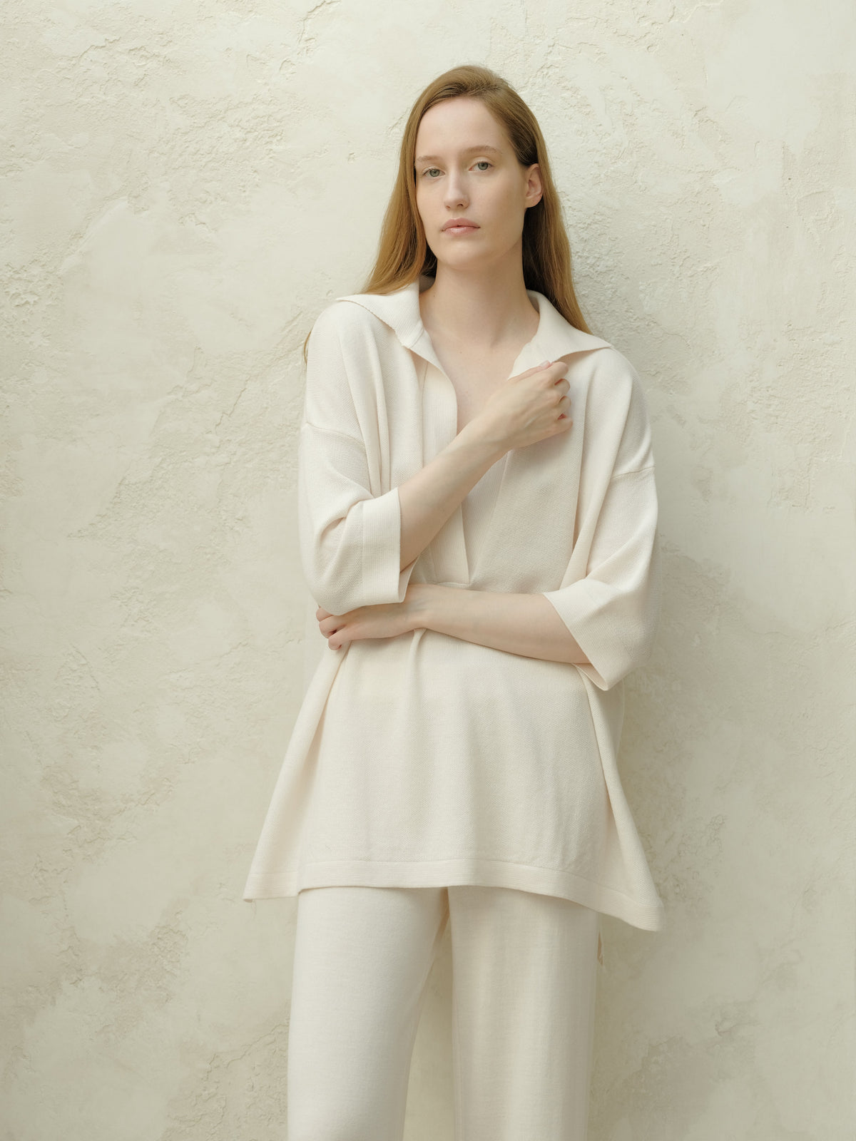 Front view of a woman in a cream Merino Wool Maxi Polo with a wide collar and corte relajado