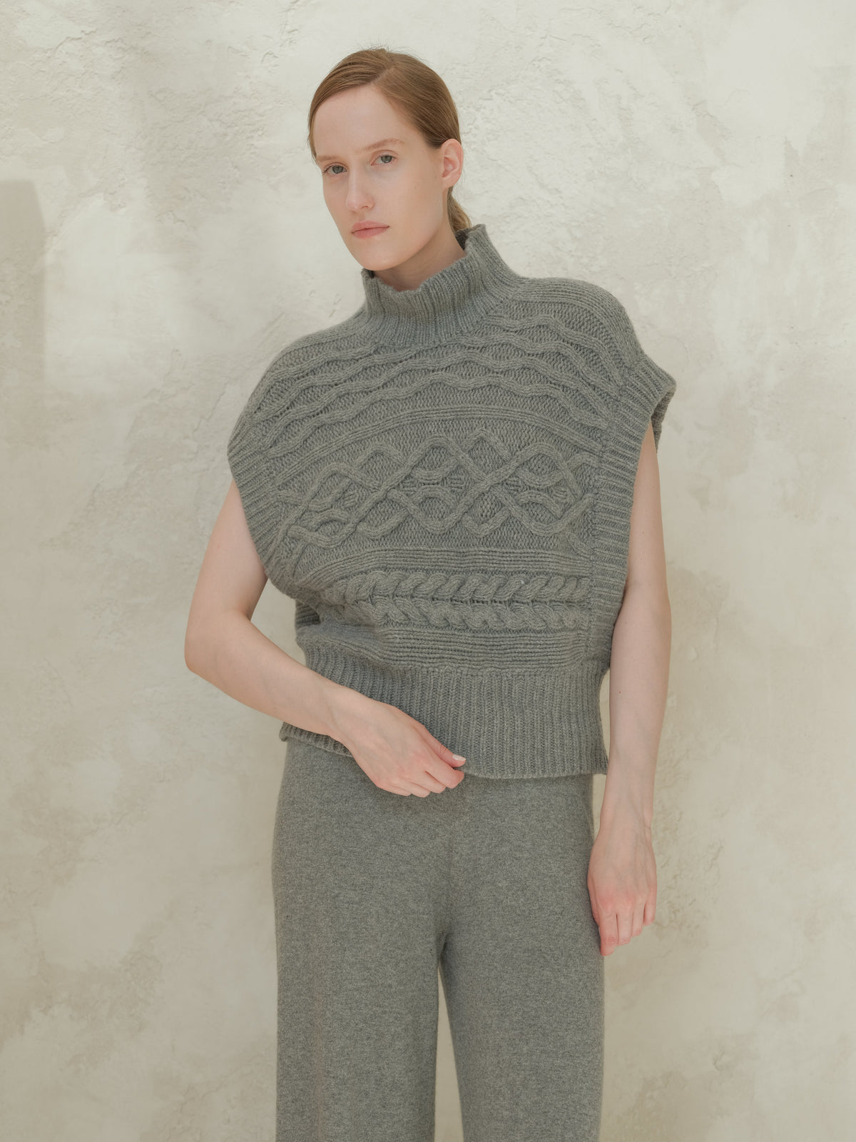 Gray cashmere mix Maxi-Zopfstricktunika with a tall ribbed neck and prominent cable knit across the chest
