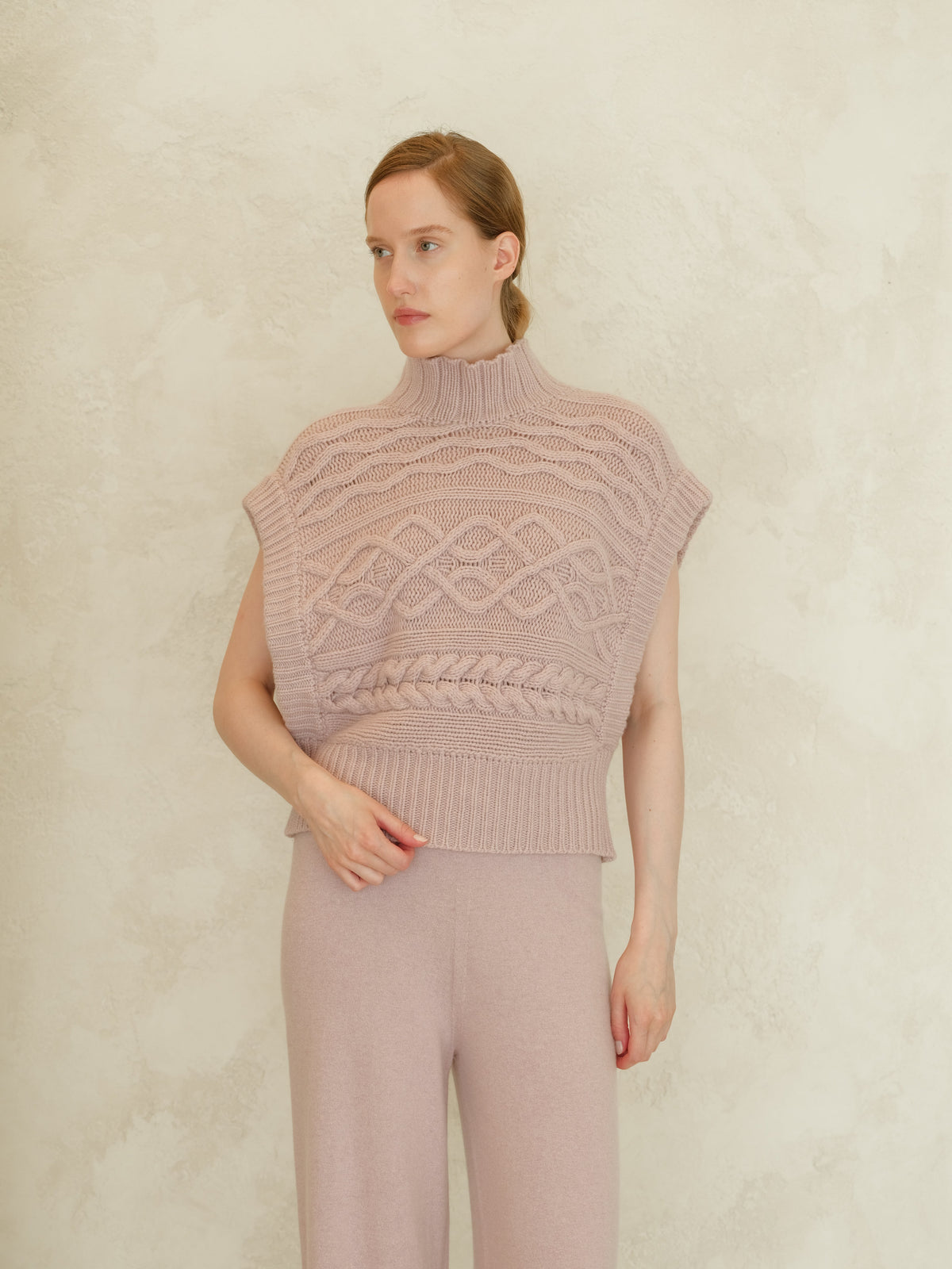 Zartrosa cashmere mix Maxi-Zopfstricktunika with a high ribbed neck and chunky front cable pattern