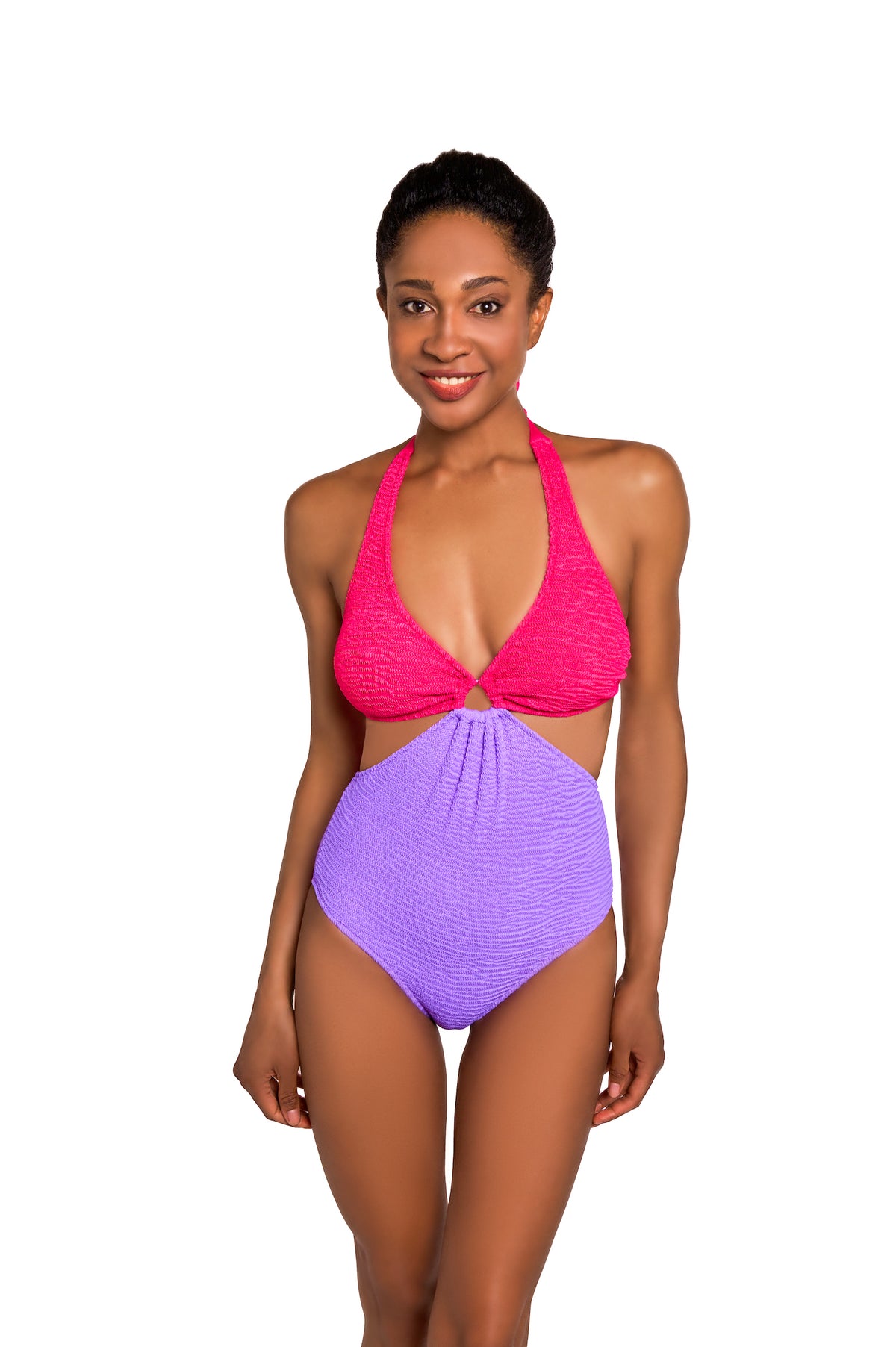 Vrouw draagt a pink and purple swimsuit tegen witte achtergrond