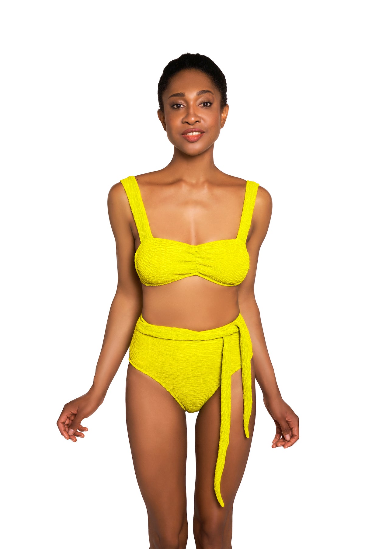 Donna con a bright yellow bikini set su sfondo bianco
