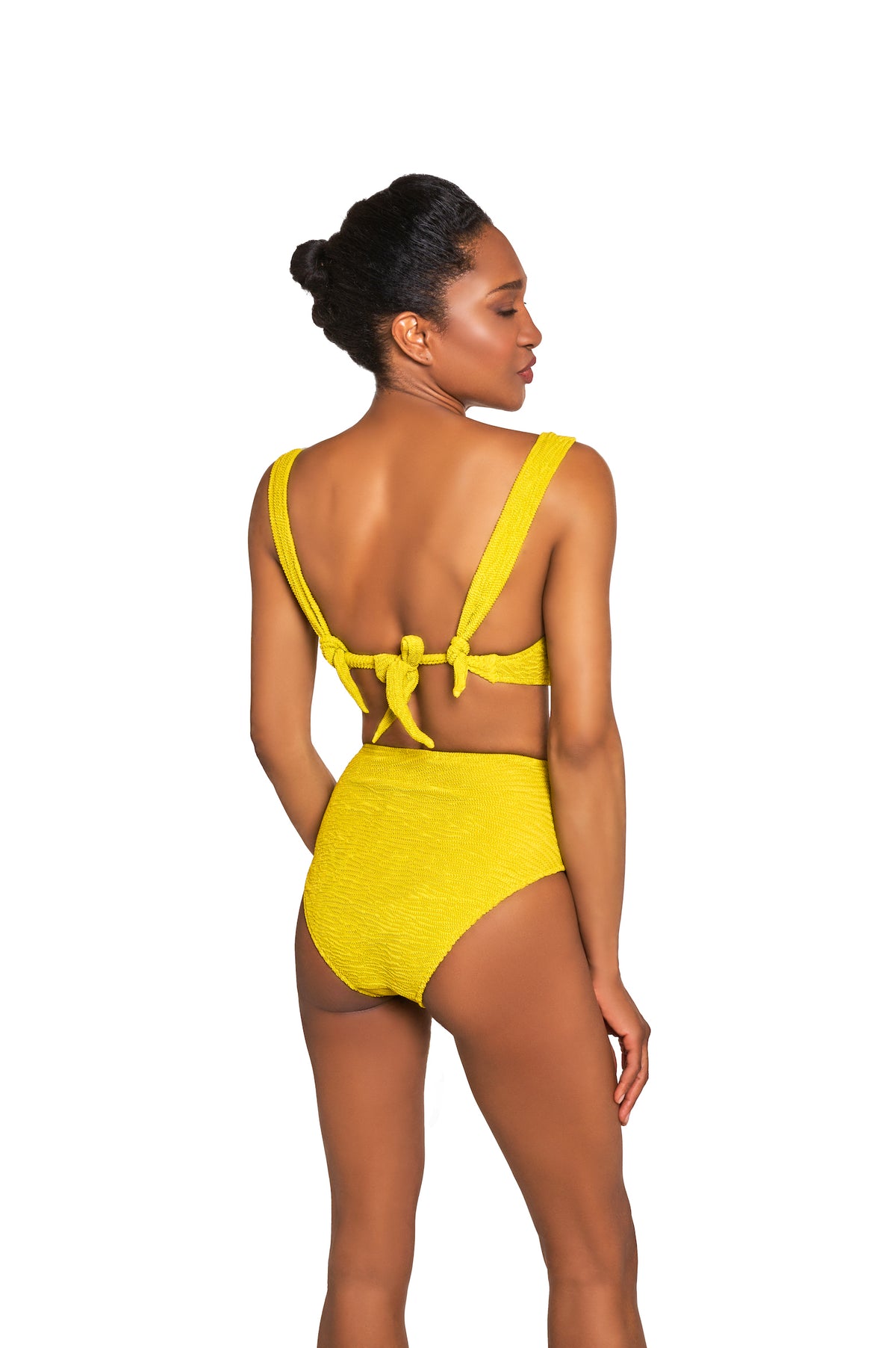 Donna con a yellow swimsuit su sfondo bianco