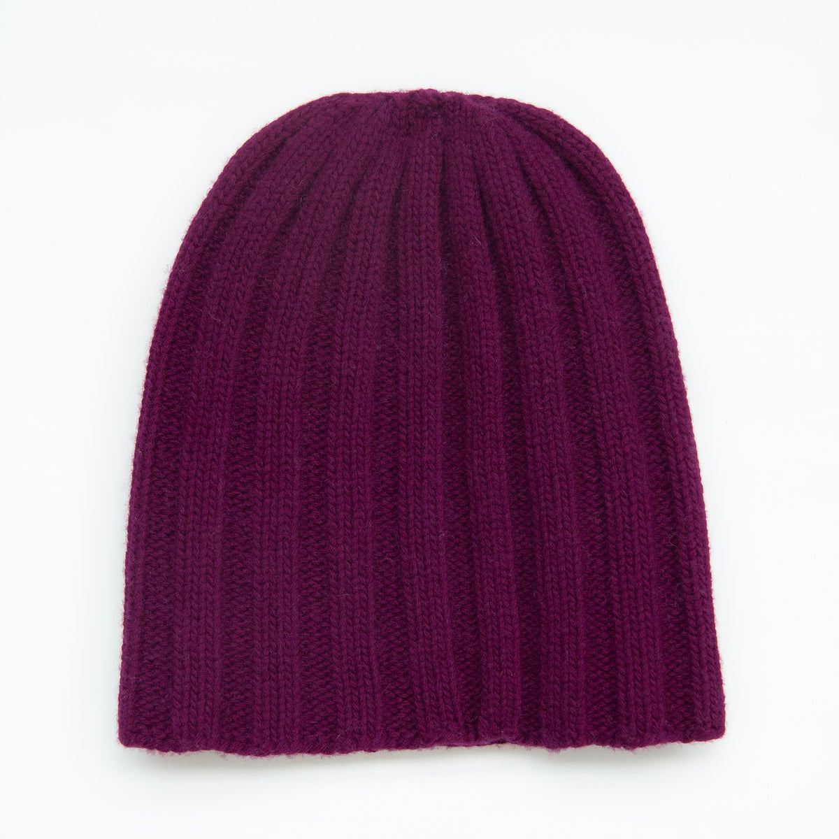 Bonnet en maille violet sur fond blanc