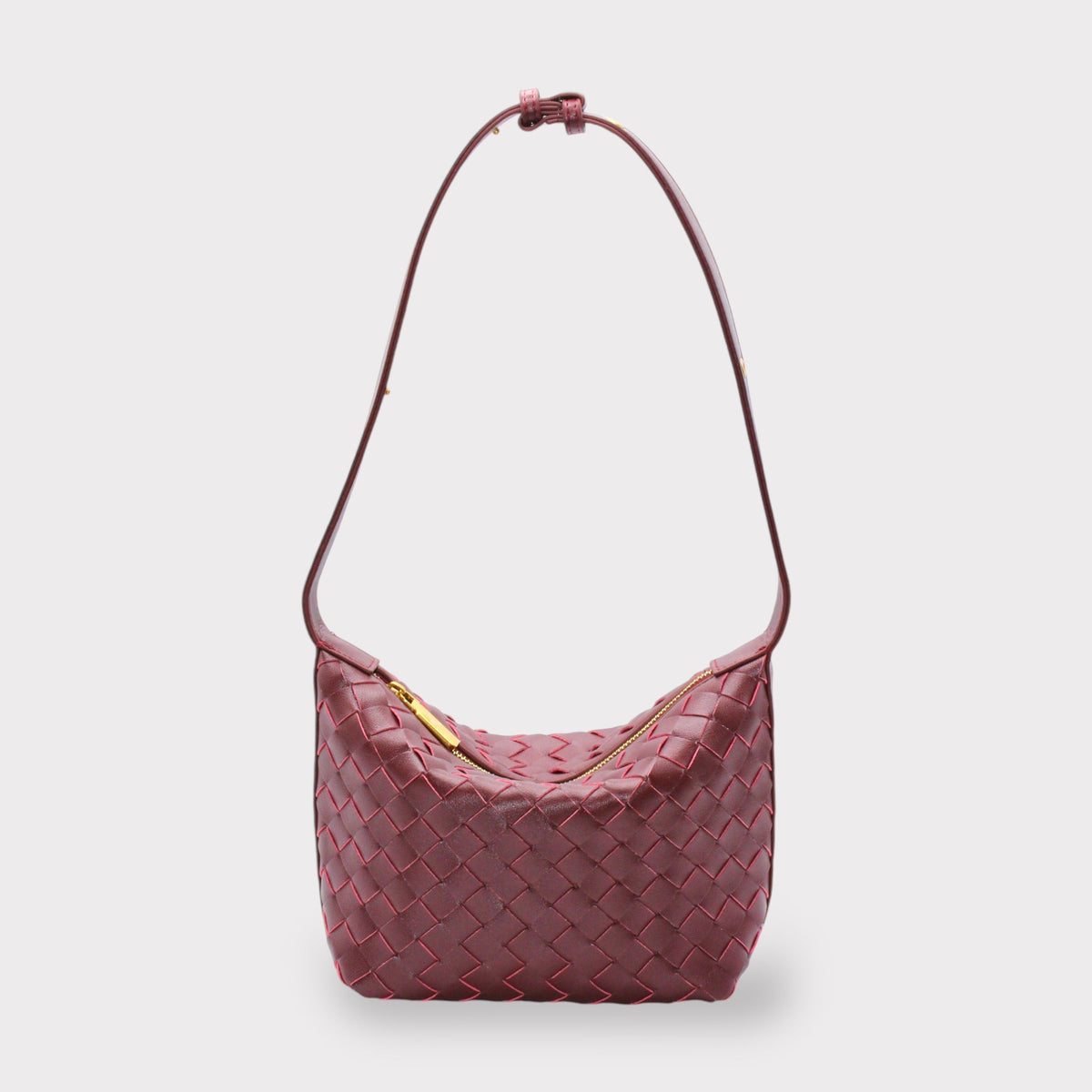 Pochette rectangulaire en cuir véritable tressé bordeaux avec zip doré et longue bandoulière