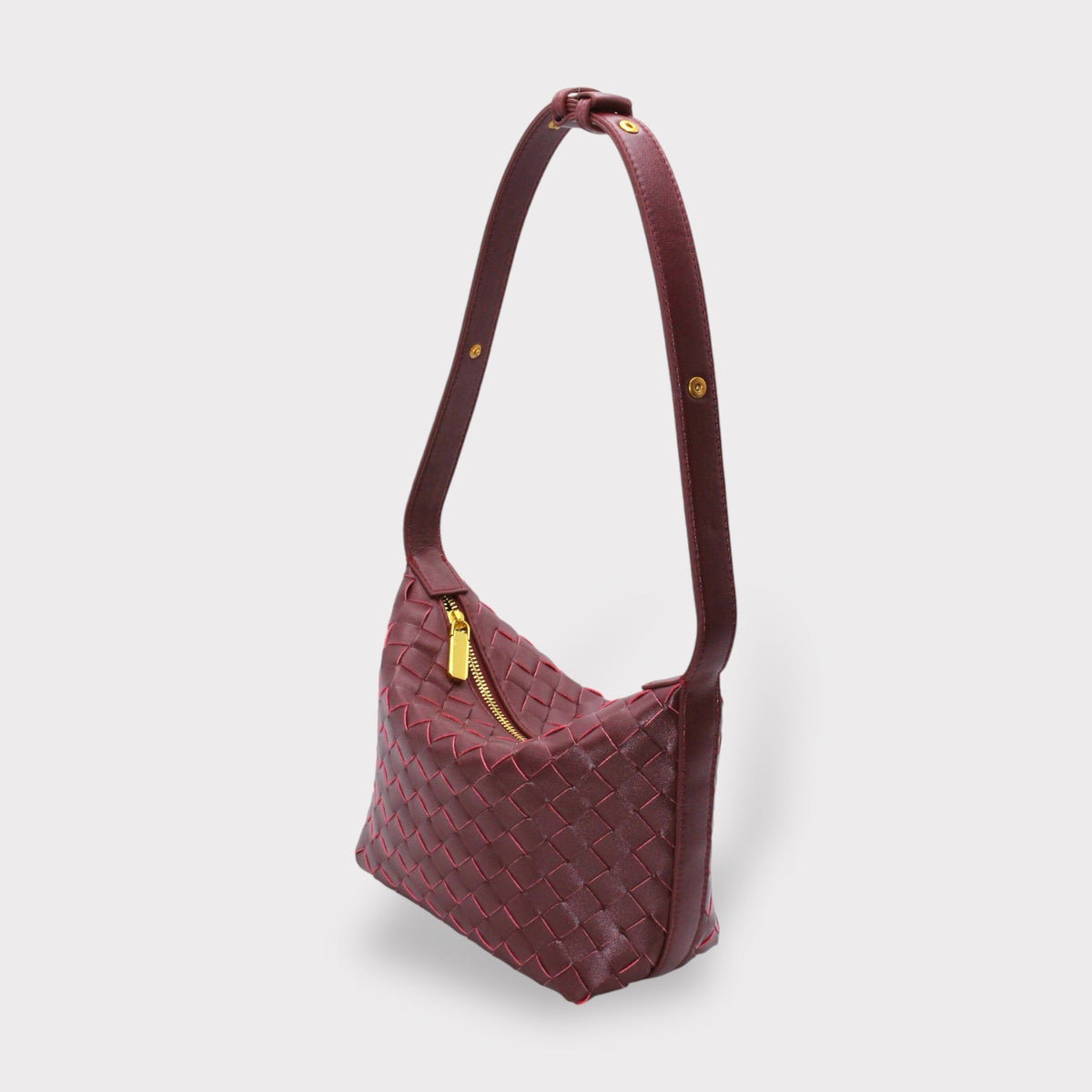 Pochette rectangulaire en cuir véritable tressé bordeaux avec zip doré et longue bandoulière