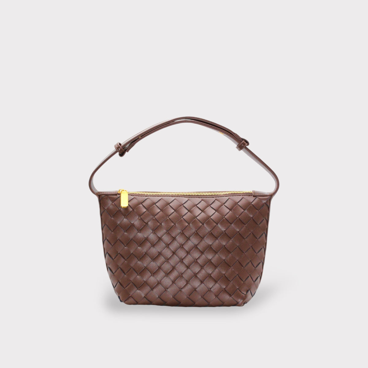 Pochette rectangulaire marron en cuir véritable tressé avec zip doré sur le dessus et poignée courte