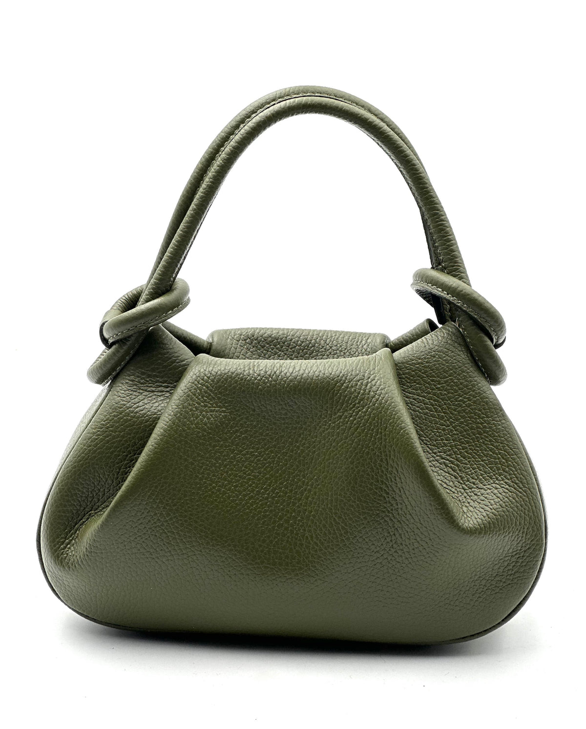 Bolso de piel granulada verde oliva con asa superior anudada a ambos lados sobre fondo blanco.