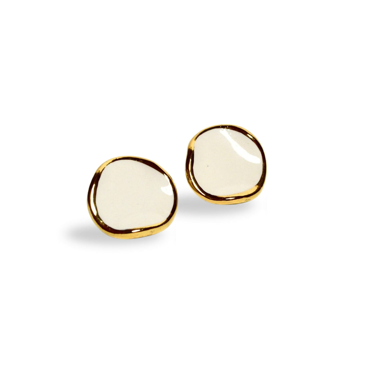 Leda | Boucles d'oreilles puces en céramique blanche, fabriquées à la main avec un éclat doré
