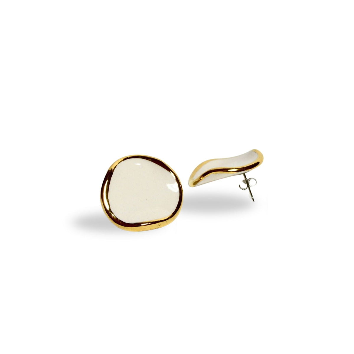 Leda | Boucles d'oreilles puces en céramique blanche, fabriquées à la main avec un éclat doré