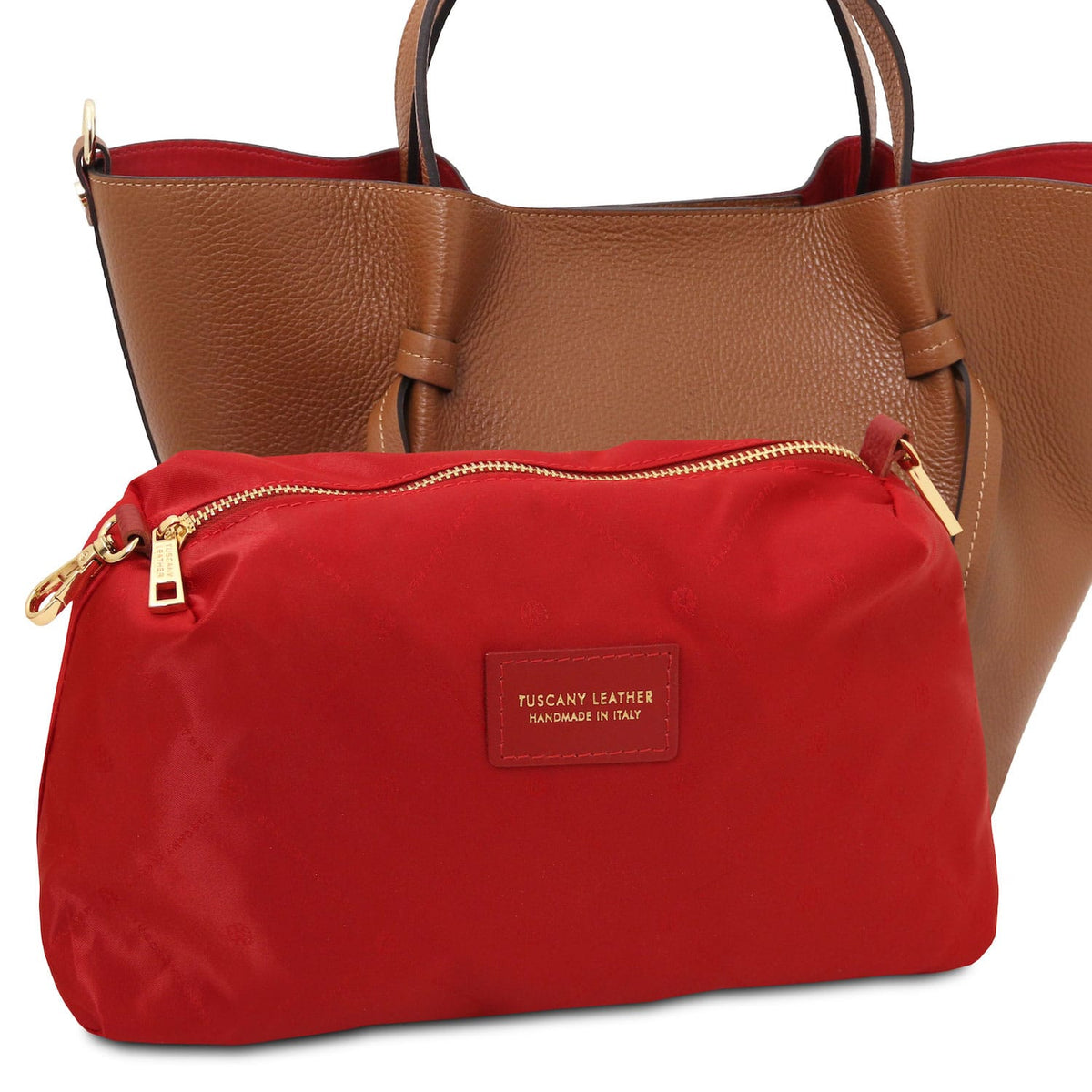 Legame – shopping bag in pelle italiana – Large | TL142481 in pelle marrone martellata con doppi manici e pouch in tessuto rosso con zip dorata su sfondo bianco