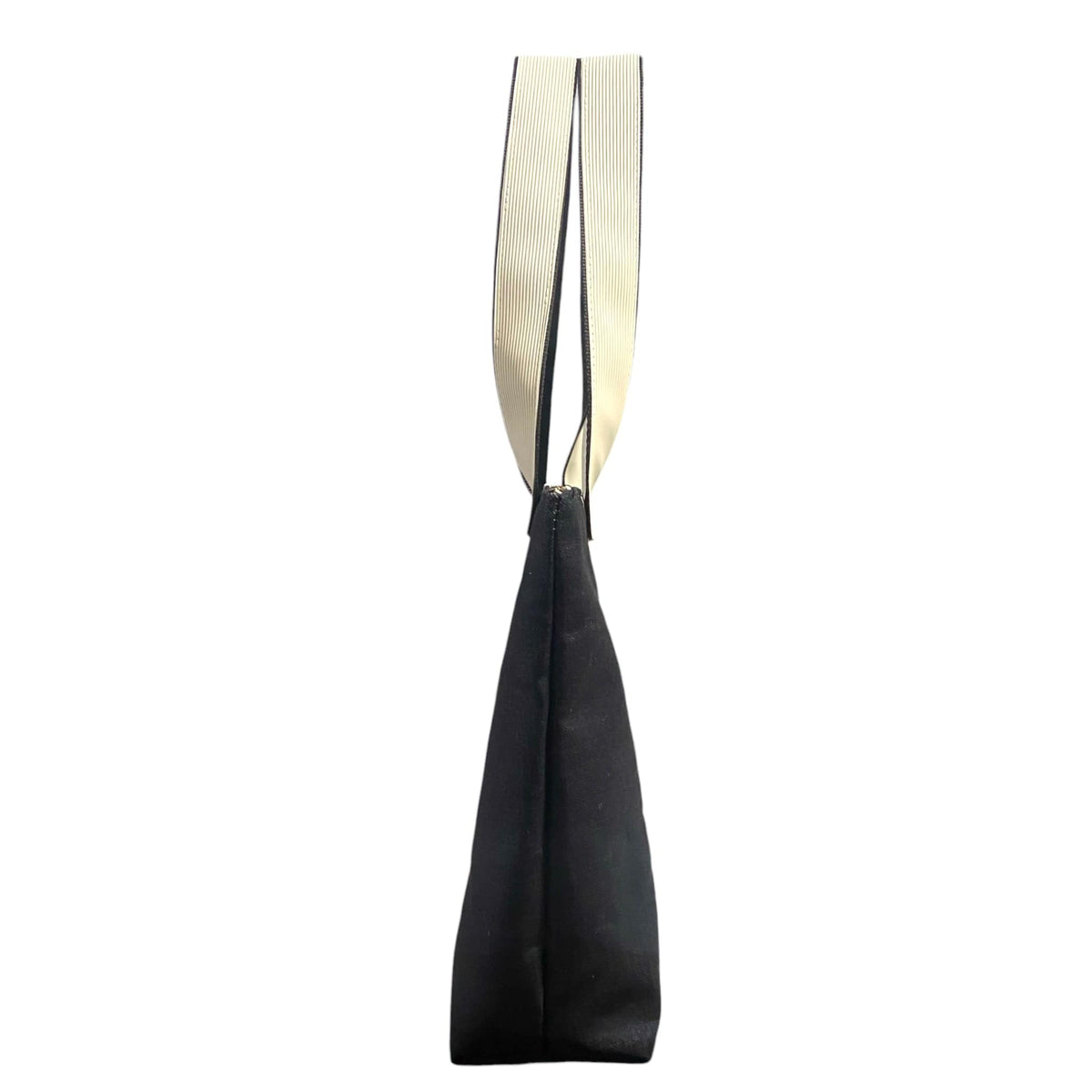 Azul marino denim bag with a white strap sobre fondo blanco