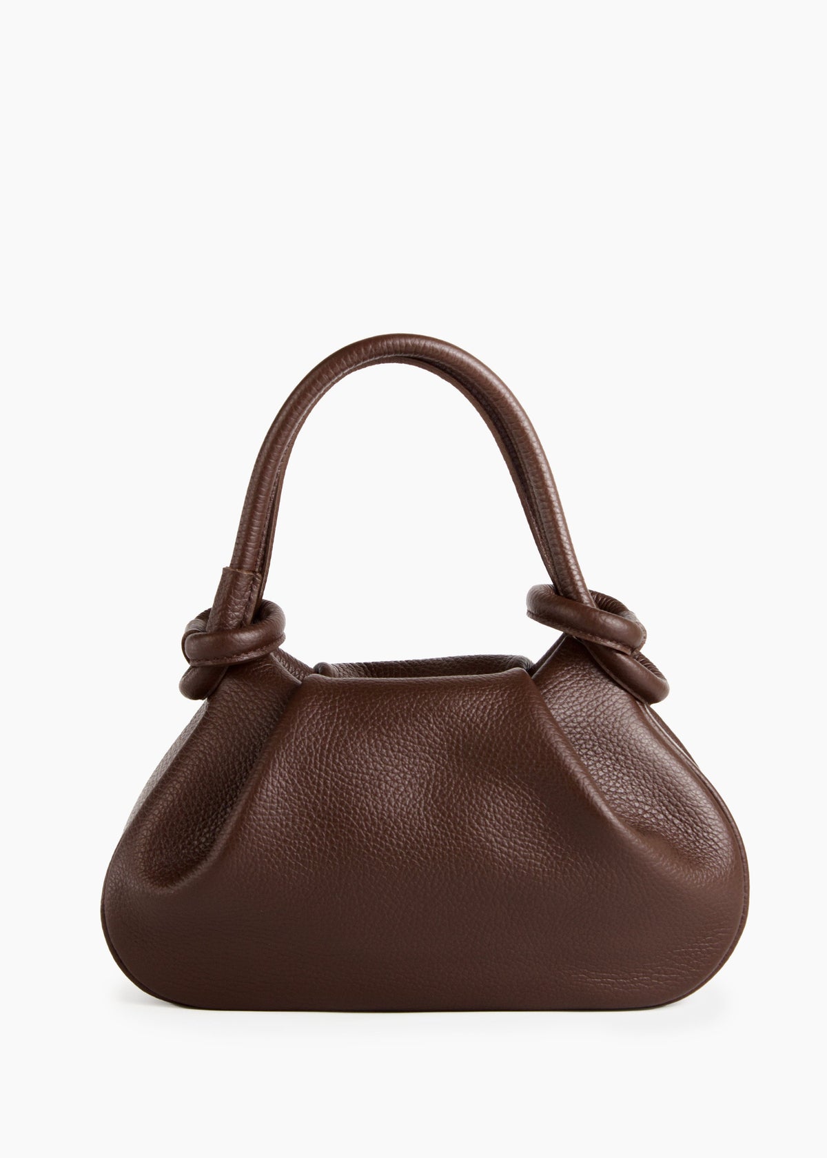 Bolso de piel granulada marrón oscuro con asa superior y detalles de nudo en ambos extremos sobre fondo blanco.