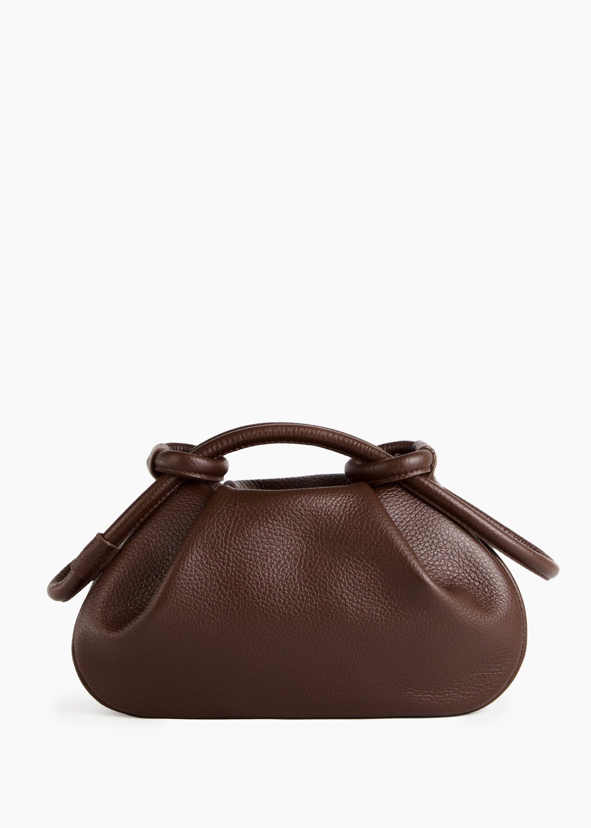 Bolso de piel granulada marrón oscuro con asa formada por tiras de piel anudadas sobre fondo blanco.