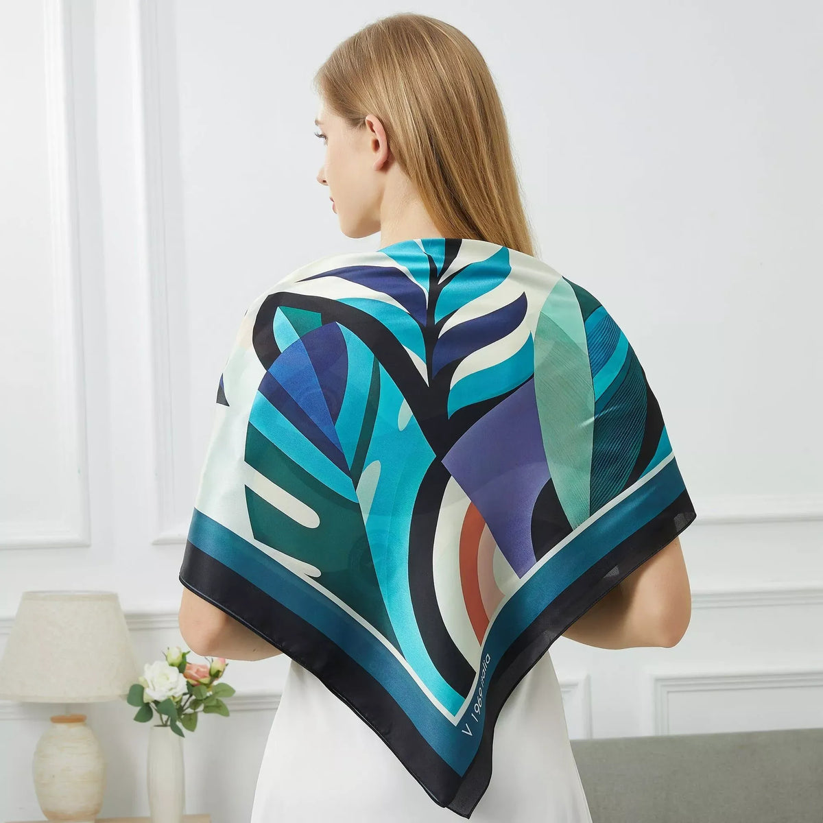 Toucan Large Square Silk Sciarpa | Blu (90 × 90 cm) draped showing abstract blu e teal geometric patterns con nero border.
