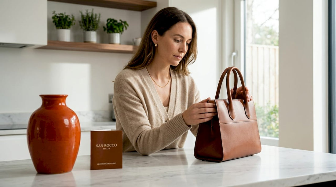 Frau prüft eine italienische Lederhandtasche an einem Tisch