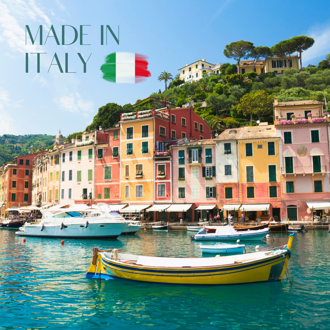 Farbenfrohes italienisches Küstendorf mit Booten im Hafen und einer Made-in-Italy-Flagge im Pinselstrich-Stil.