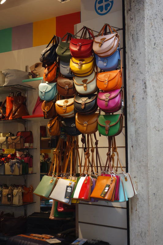 Stilvolle Beuteltaschen aus italienischem Leder