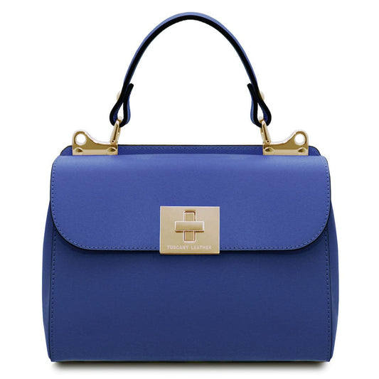 Blaue strukturierte Lederhandtasche mit goldfarbenen Metallteilen vor einem klaren weissen Hintergrund.