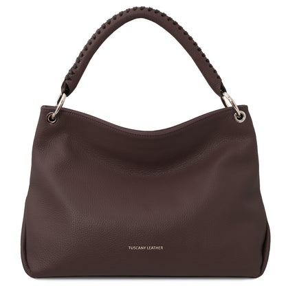 Cioccolato marrone leather hebag con stitched hele su sfondo bianco