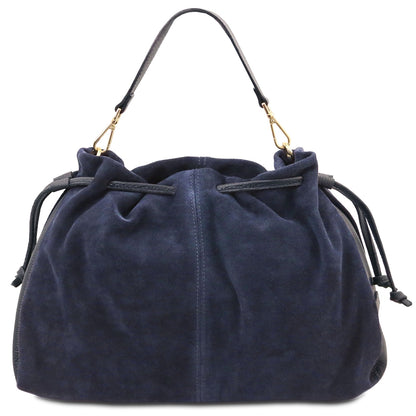 Sac en daim bleu marine à cordon de serrage avec bandoulière et finitions dorées sur fond blanc.