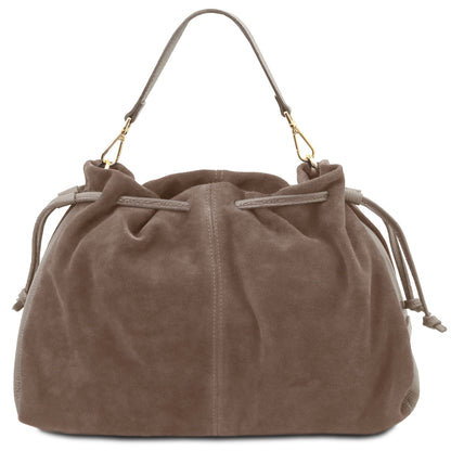 Sac en daim taupe brun à cordon de serrage avec bandoulière et finitions dorées sur fond blanc.