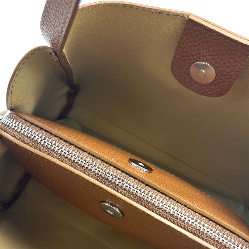 Pienza – Italian Suede Leather Tote Hebag – Espresso Marrone con pelle martellata trim, magnetic closure, e interior zip pocket su sfondo bianco.