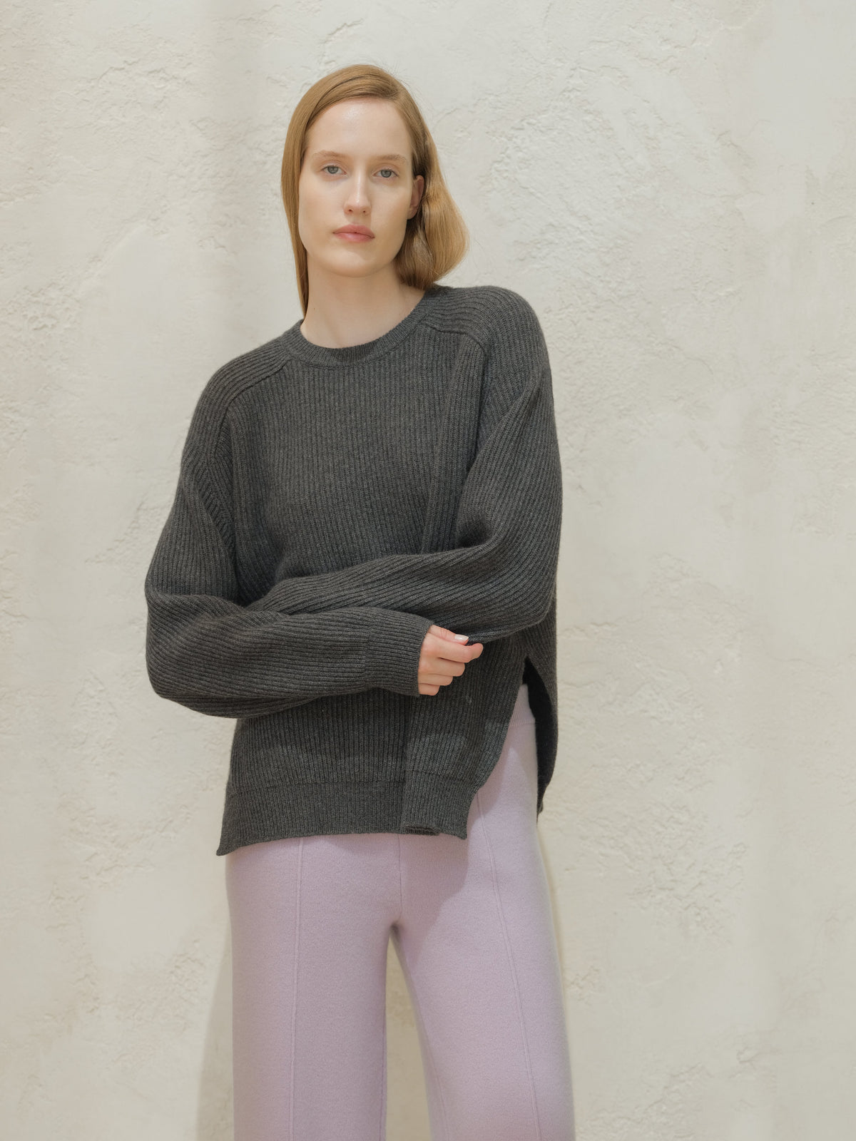 Modelo con a dark gray ribbed cashmere mix jersey de cuello redondo with a corte relajado and side slits