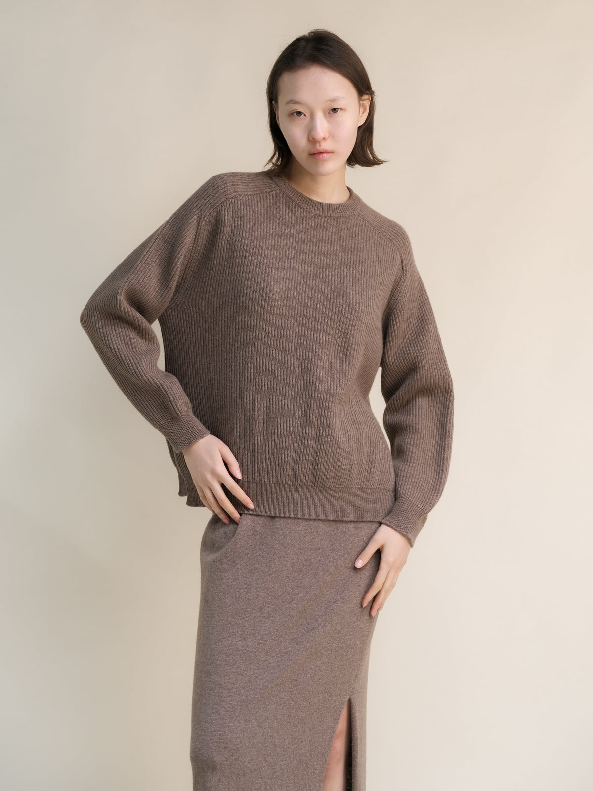 Modelo con a brown cashmere mix crewneck ribbed sweater with a corte relajado and side slits.