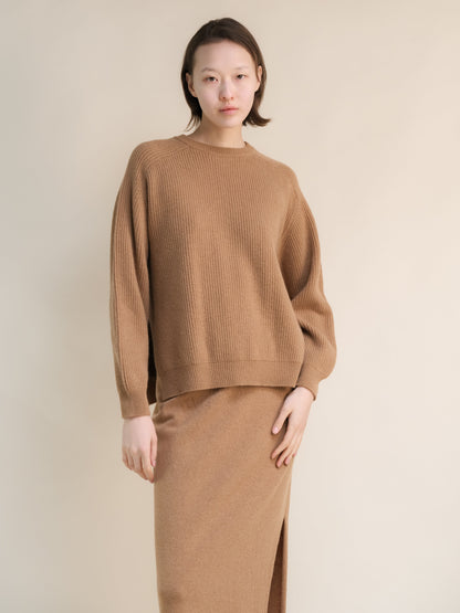Modelo con camel ribbed cashmere mix jersey de cuello redondo with relaxed silhouette and a matching long skirt.