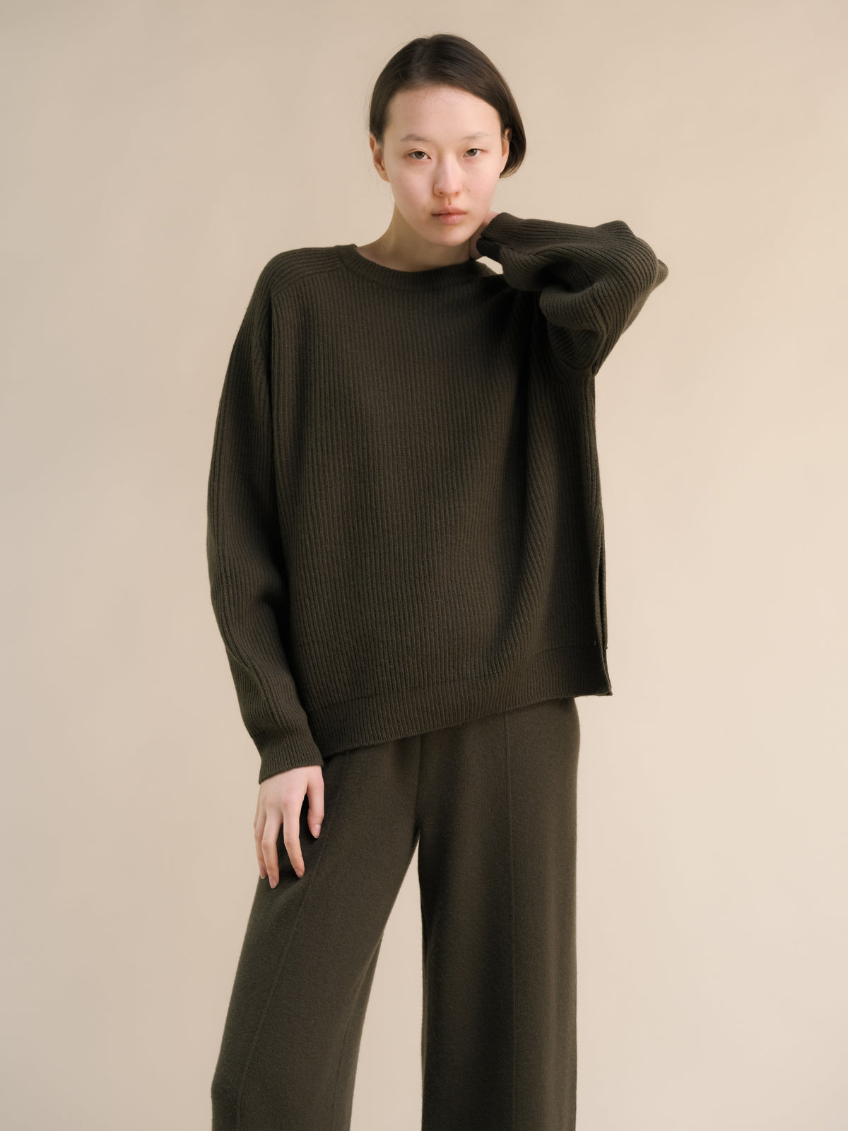 Dark olive cashmere mix ribbed jersey de cuello redondo on model with relaxed oversized fit