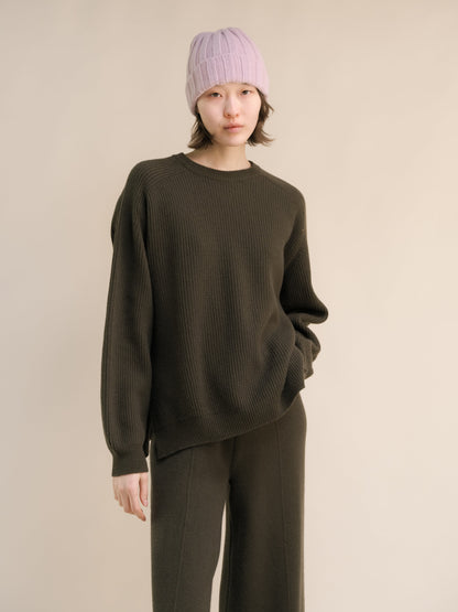 Modelo con olive ribbed cashmere mix jersey de cuello redondo with lateral side slits