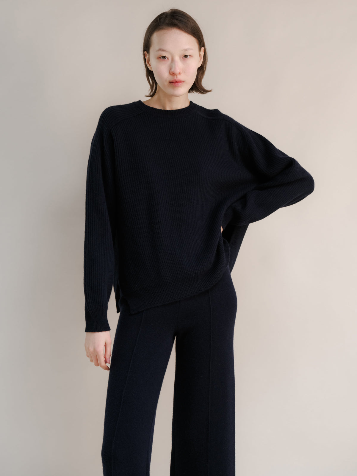 Modelo con navy cashmere mix crewneck ribbed sweater with lateral slits