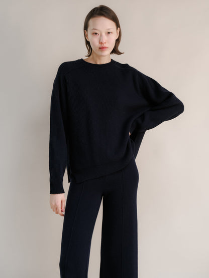 Modelo con navy cashmere mix crewneck ribbed sweater with lateral slits