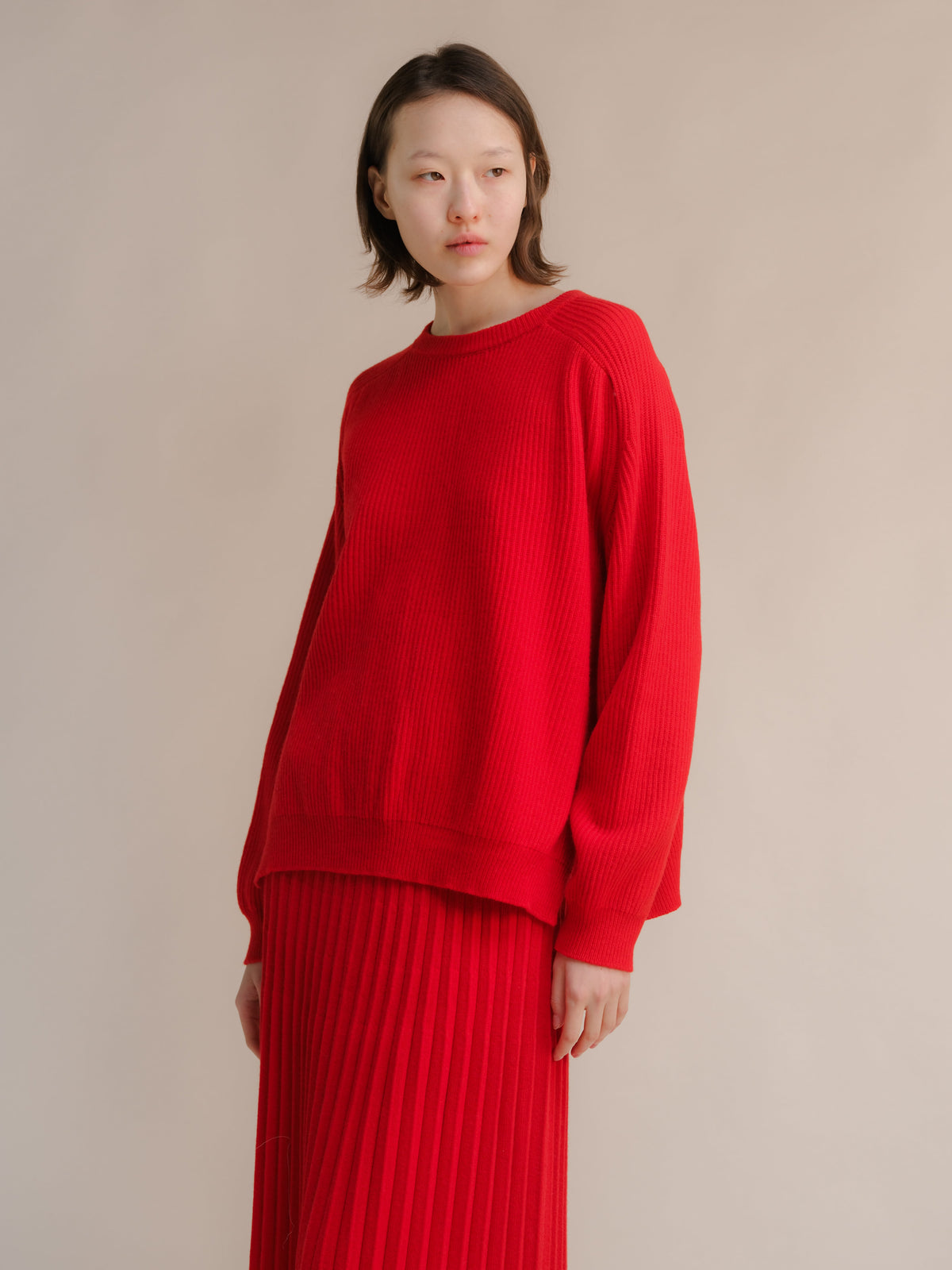 Bright red cashmere mix jersey de cuello redondo with ribbed knit and relaxed silhouette with side slits at the hem