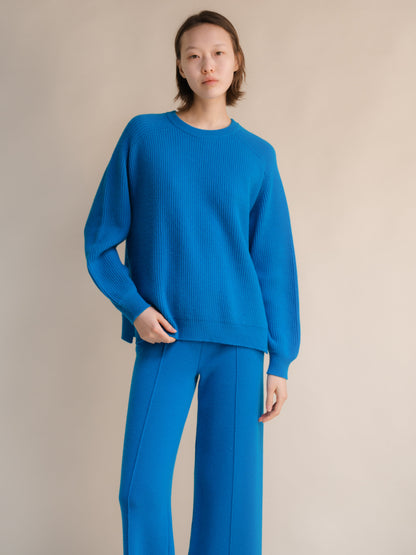Oversized cobalt blue ribbed cashmere mix jersey de cuello redondo with lateral side slits