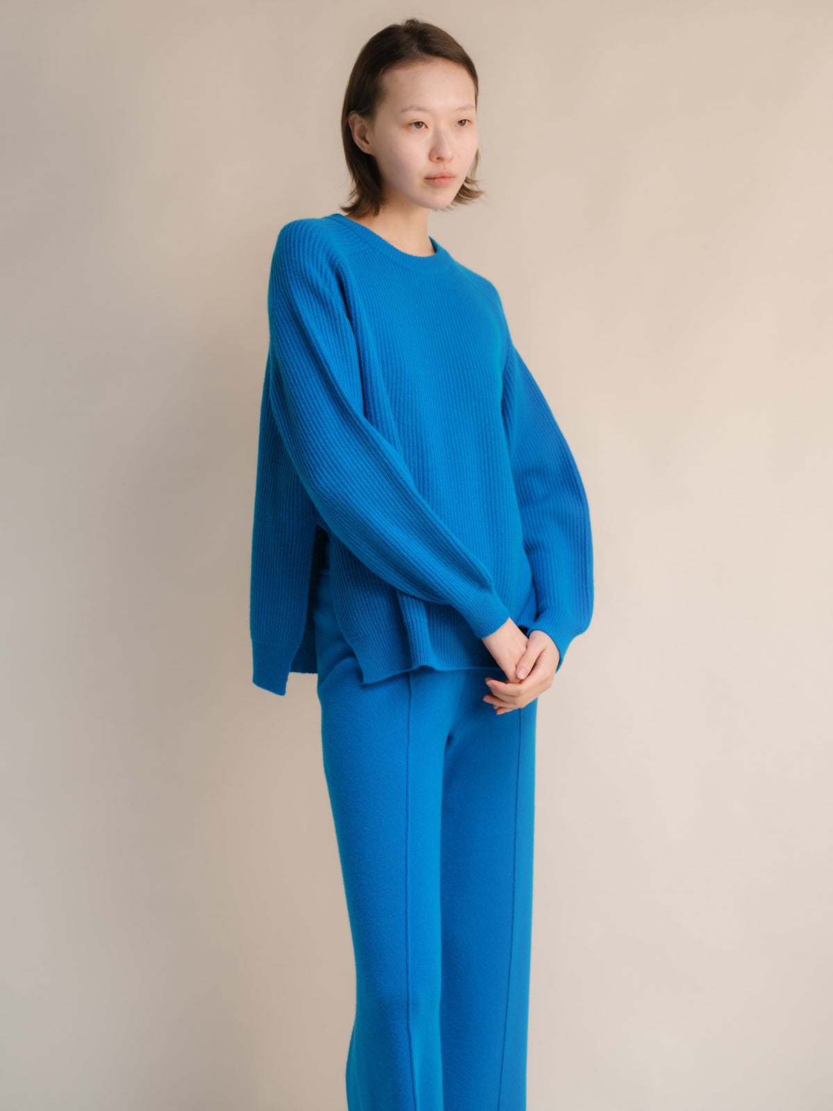 Bright blue cashmere mix ribbed jersey de cuello redondo on a model with corte relajado
