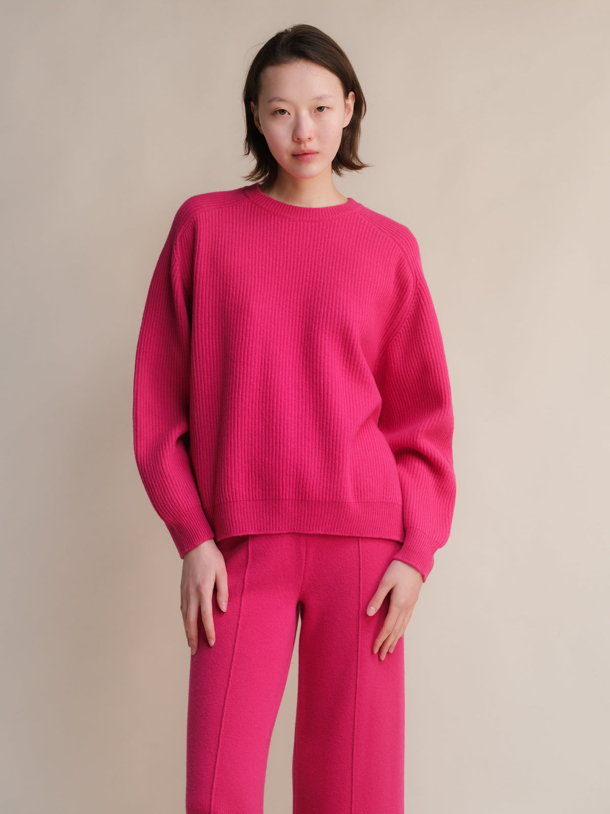 Rosa intenso cashmere mix ribbed jersey de cuello redondo with side slits