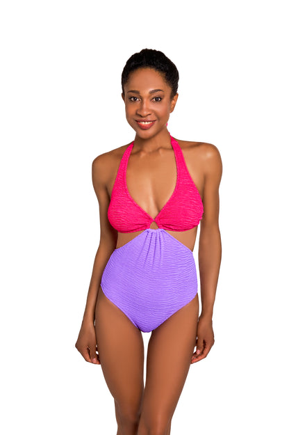 Donna con a rosa e purple swimsuit su sfondo bianco