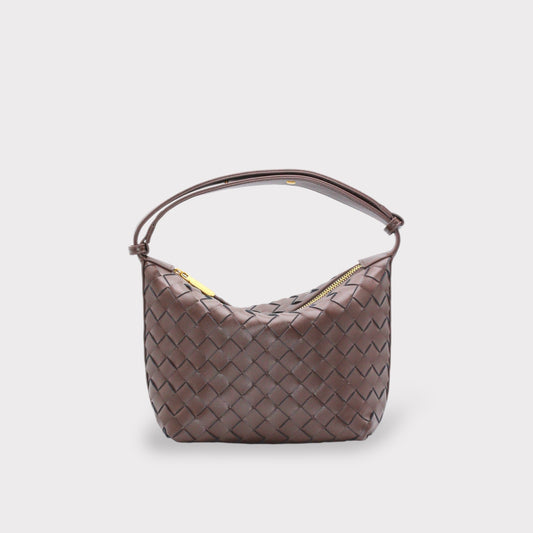 Bolso pouch rectangular de piel genuina tejida en marrón chocolate con cremallera dorada y correa fina