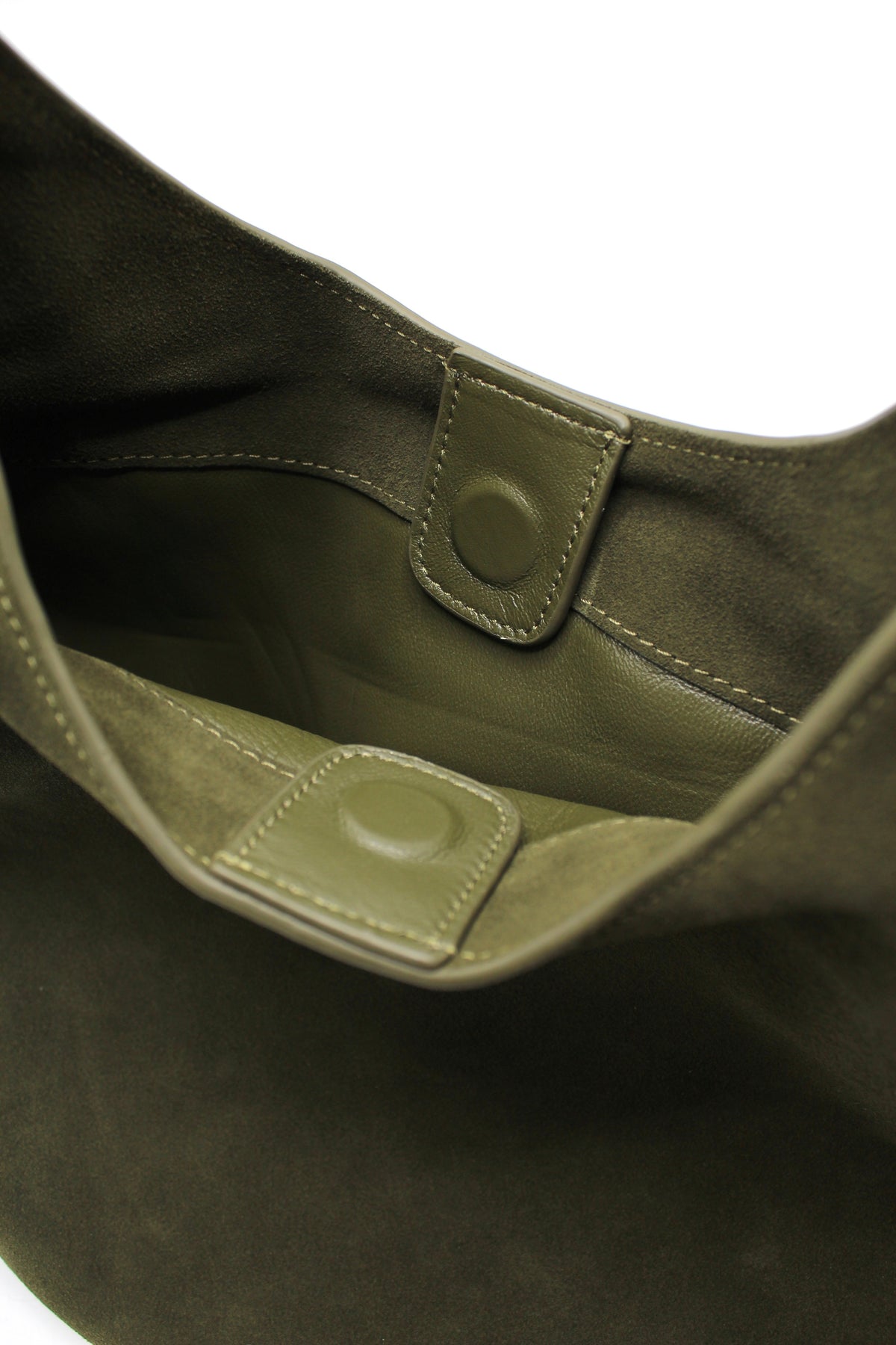 Close-up van de binnenkant van de Elsa boat-tote met olijfgroene voering en drukknoopsluiting