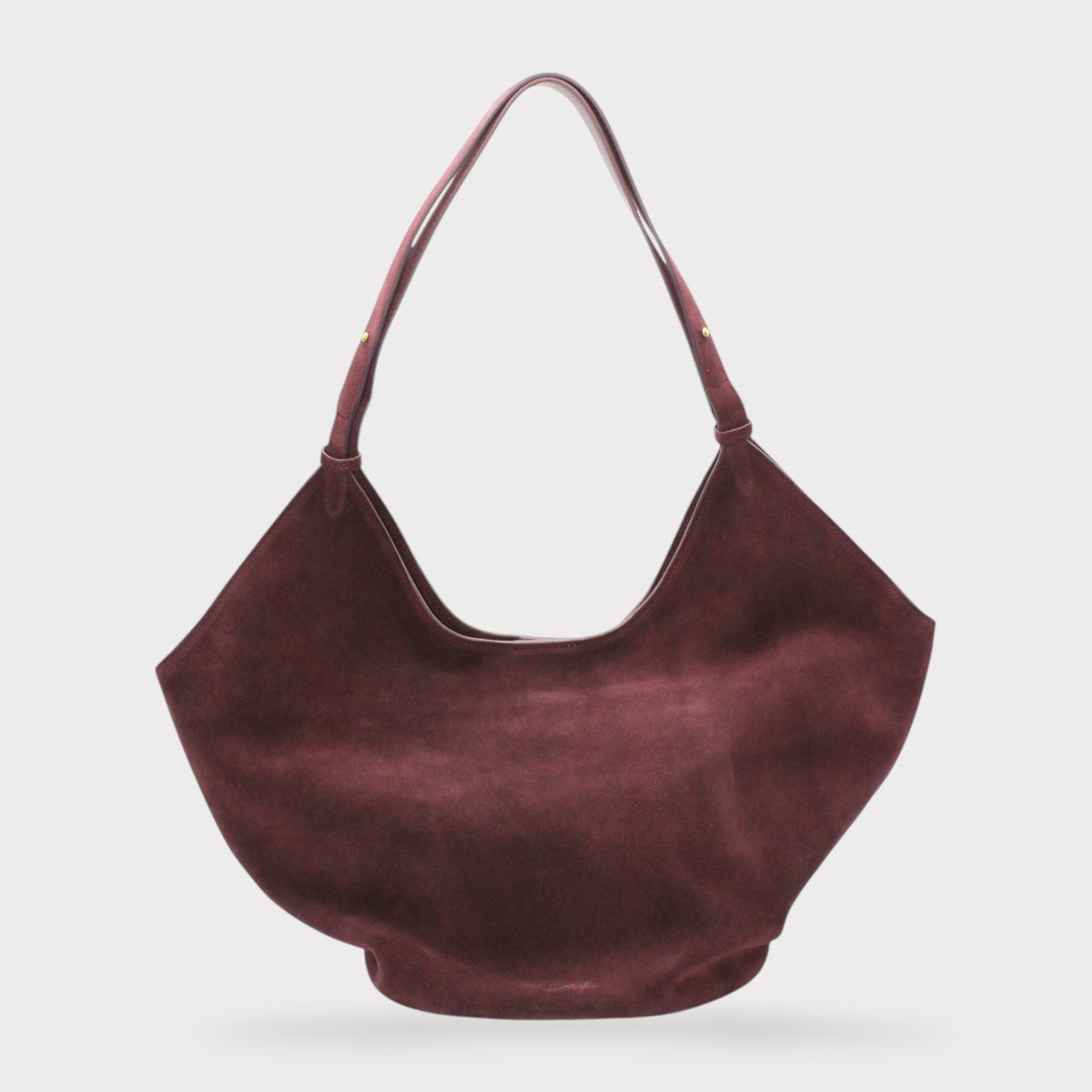 Elsa boat-tote van diep bordeauxrood suède met gebogen silhouet en smalle handvatten