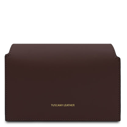 Chocolate brown cartera de piel with 'Tuscany Leather' branding sobre fondo blanco