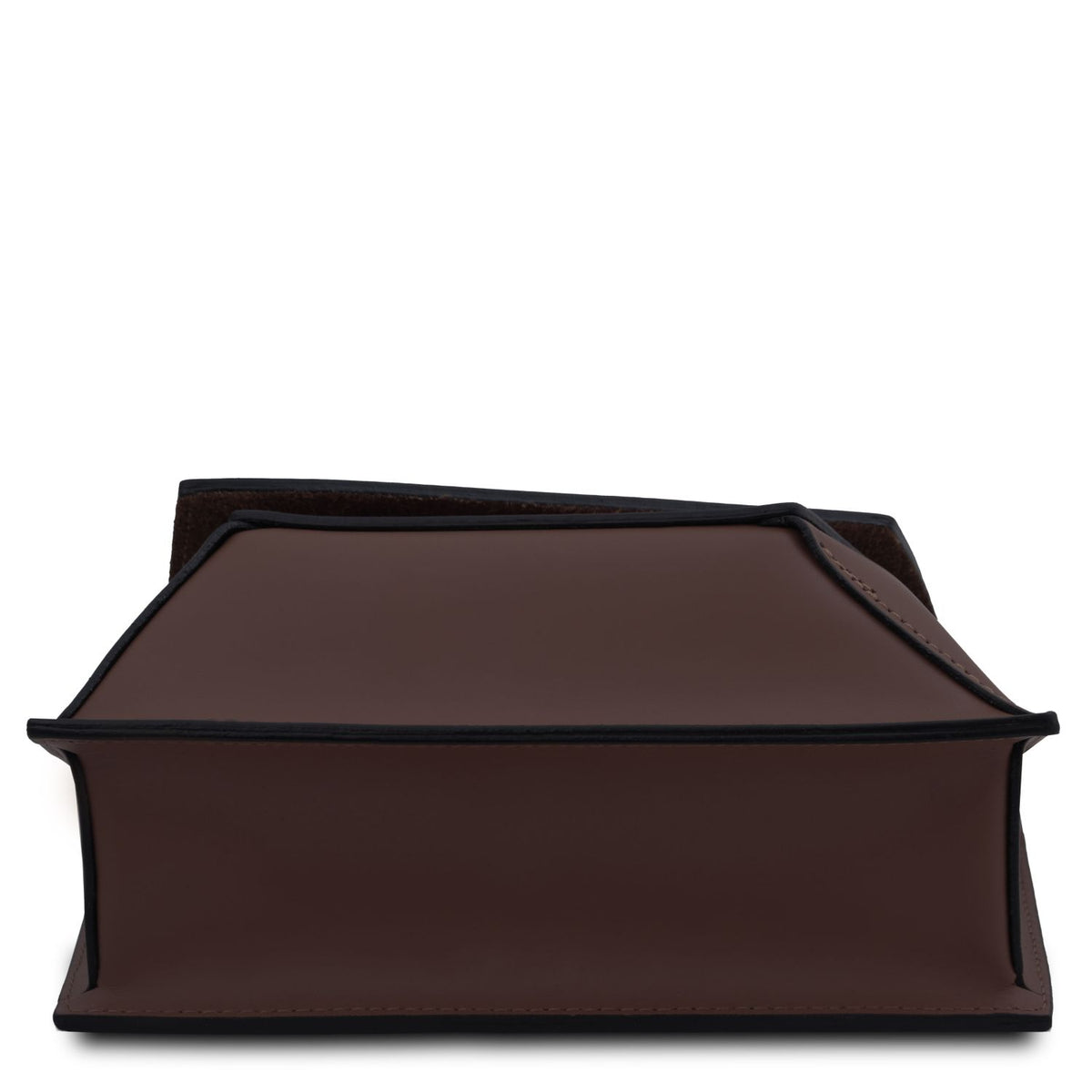 Vista inferior of a chocolate brown leather crossbody bag sobre fondo blanco