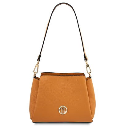 Abby leather shoulder bag in cognacfarben shown from front with gold chain strap befestigt an side hardware.
