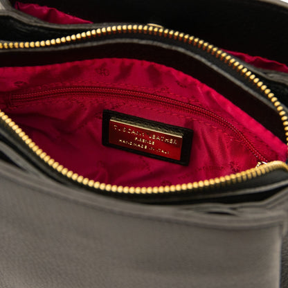 Innenraum der Abby Tasche mit rotem Futter und goldfarbener Markenplakette