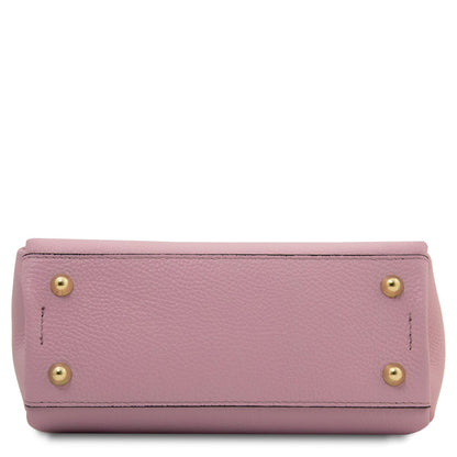 Unteransicht of pink Abby leather shoulder bag mit vier goldfarbenen Füssen.