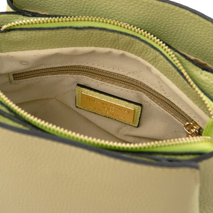 Innenansicht of Abby leather shoulder bag in limettengrün with beiges Futter, Reissverschlusstasche and gold brand plate.