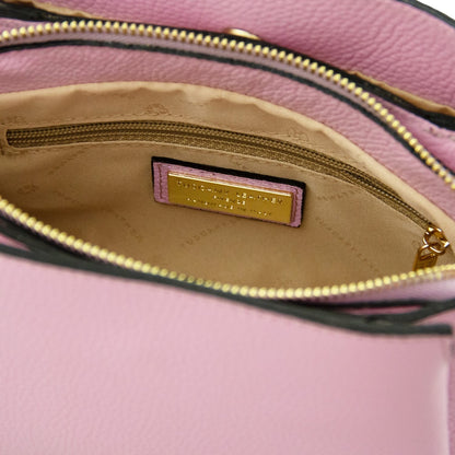 Innenansicht of Abby pink leather shoulder bag zeigt beiges Futter, Reissverschlusstasche and brand plaque.