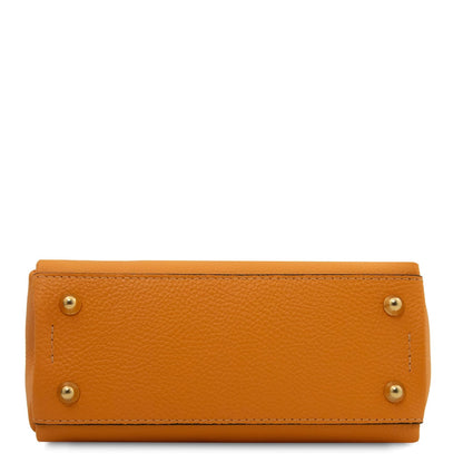 Unteransicht of Abby bag in cognacfarben genarbtes Leder with four gold-tone studs.