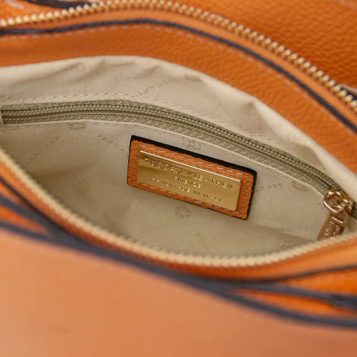 Innenansicht of Abby leather shoulder bag with beiges Futter and Reissverschlusstasche